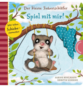Illustration: Eine lächelnde Schlafmaus schaukelt, dazu deutscher Text und bunte Baumäste im Hintergrund.