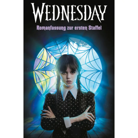 Ein Mädchen mit Zöpfen im schwarzen Kleid steht vor einem Buntglasfenster mit Spinnennetzmuster.