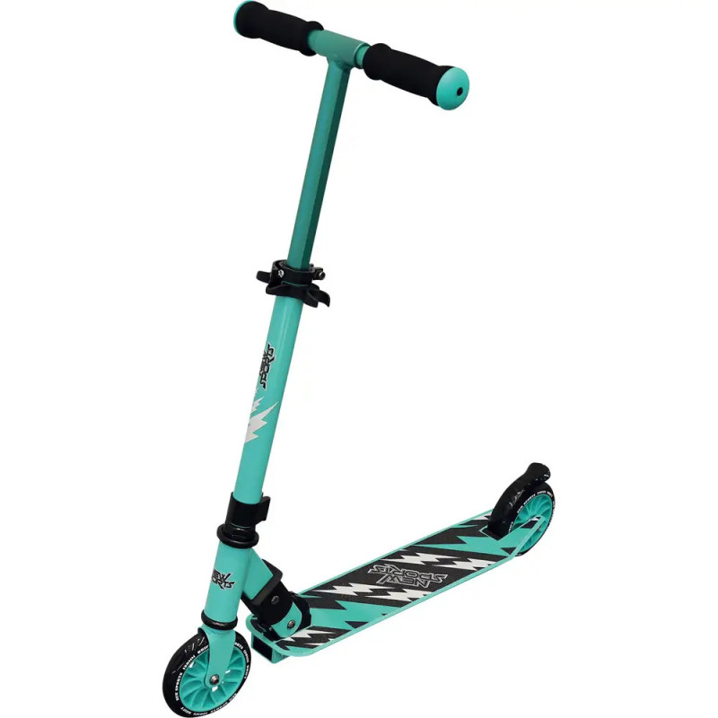 Türkis-schwarzer Tretroller mit Zickzackmuster auf dem Trittbrett und schwarzen Griffen.