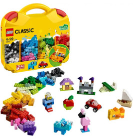 Gelber LEGO Classic Koffer mit bunten Steinen und kleinen zusammengebauten Modellen davor.