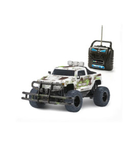 Geländegängiger RC-Truck mit Schlammbeklebung, großen Reifen und Fernsteuerung vor weißem Hintergrund.