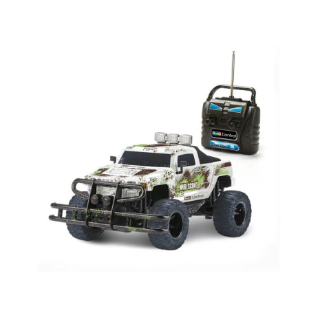 Geländegängiger RC-Truck mit Schlammbeklebung, großen Reifen und Fernsteuerung vor weißem Hintergrund.
