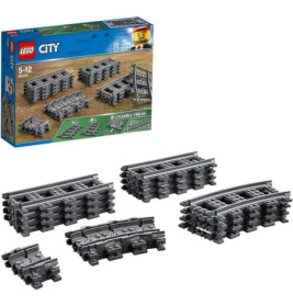 LEGO City Eisenbahn-Set mit geraden, gebogenen und flexiblen Schienen, Verpackung im Hintergrund.