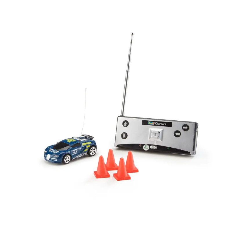 Ein ferngesteuertes Spielzeugauto, drei orangefarbene Leitkegel und eine Fernbedienung mit Antenne.
