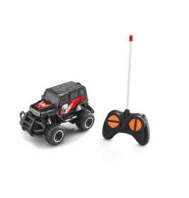 Ferngesteuertes Spielzeugauto mit großen Reifen und schwarzer Fernbedienung vor weißem Hintergrund.