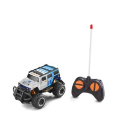 Ferngesteuertes Spielzeugauto mit schwarzer Fernbedienung und orangen Tasten vor weißem Hintergrund.