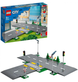 LEGO City Straßenplatten-Set mit Ampeln, Schildern und Zebrastreifen, aufgebaut und in Originalverpackung.