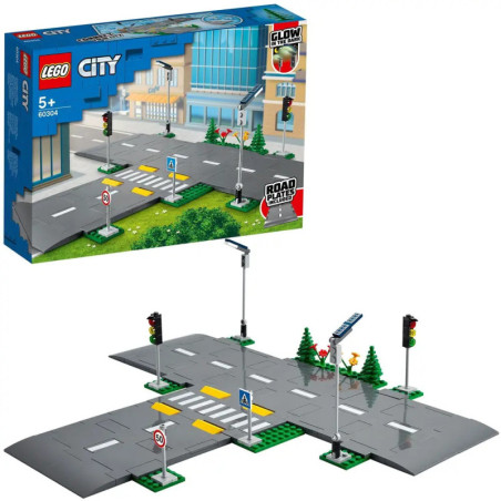 LEGO City Straßenplatten-Set mit Ampeln, Schildern und Zebrastreifen, aufgebaut und in Originalverpackung.