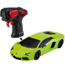Grünes Spielzeugauto mit schwarzer und roter Fernbedienung auf weißem Hintergrund.