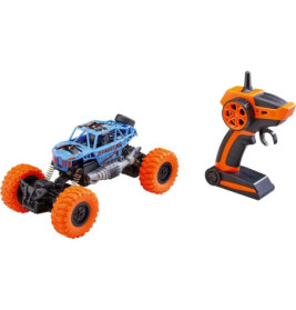 Blau-orangefarbenes ferngesteuertes Auto mit großen Reifen neben schwarz-orangefarbener Fernbedienung.