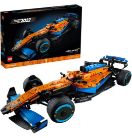 LEGO Technic McLaren F1-Rennwagen mit Verpackung im Hintergrund, beide überwiegend orange und blau.