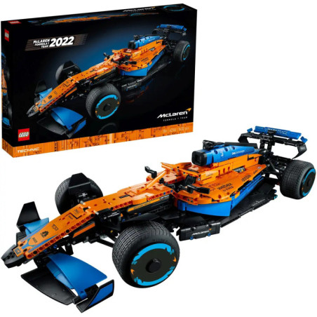 LEGO Technic McLaren F1-Rennwagen mit Verpackung im Hintergrund, beide überwiegend orange und blau.