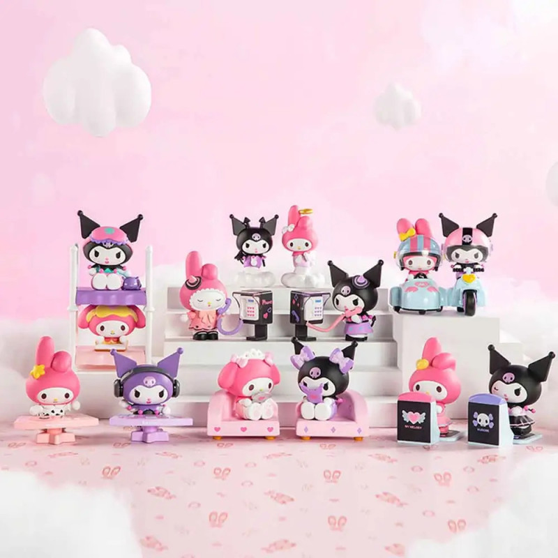 My Melody und Kuromi Figuren stehen auf Regalen und Möbeln vor einem Hintergrund mit rosa Wolkenmotiv.