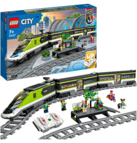 LEGO City E-Lok mit Schienen, Bahnsteig, Minifiguren und Verpackung im Hintergrund.