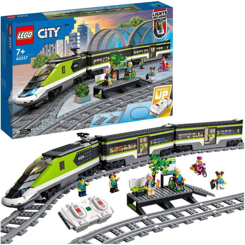 LEGO City E-Lok mit Schienen, Bahnsteig, Minifiguren und Verpackung im Hintergrund. LEGO City E-Lok mit Schienen, Bahnsteig, Minifiguren und Verpackung im Hintergrund.