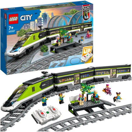 LEGO City E-Lok mit Schienen, Bahnsteig, Minifiguren und Verpackung im Hintergrund.
