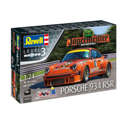 Revell Level 3 Bausatz: Porsche 934 RSR, orange Rennwagen und Malzubehör auf der Verpackung abgebildet.