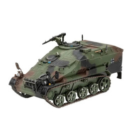 Militärischer, grün-braun getarnter Schützenpanzer mit Kettenantrieb und aufgesetztem Maschinengewehr.
