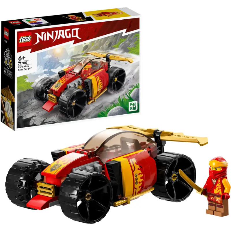 LEGO Ninjago Rennauto mit Minifigur, großen Rädern und bunter Verpackung im Hintergrund.