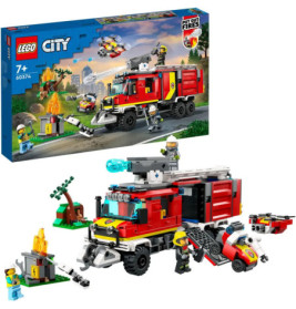 LEGO City Feuerwehr-Set mit Löschfahrzeug, Feuerwehrleuten, Drohne, brennendem Baum und Box im Hintergrund.
