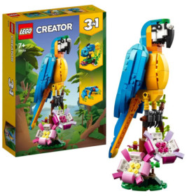 LEGO Creator 3-in-1 Set mit buntem Papageienmodell und Blumen, Verpackung im Hintergrund sichtbar.