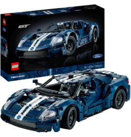 LEGO Technic Ford GT in Dunkelblau mit weißen Streifen steht vor seiner Verpackung.