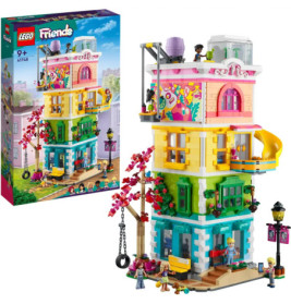 LEGO Freunde: Buntes, dreistöckiges Stadthaus mit Minifiguren, Zubehör und Verpackung seitlich abgebildet.