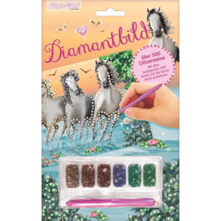Diamantbilder-Set mit Strasssteinen und Werkzeug zum Verzieren eines Motivs mit drei galoppierenden Pferden am Wasser.