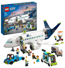 LEGO City Flugzeug-Set mit Fahrzeugen, Flughafenpersonal und Passagieren, aufgebaut und auf der Verpackung zu sehen.