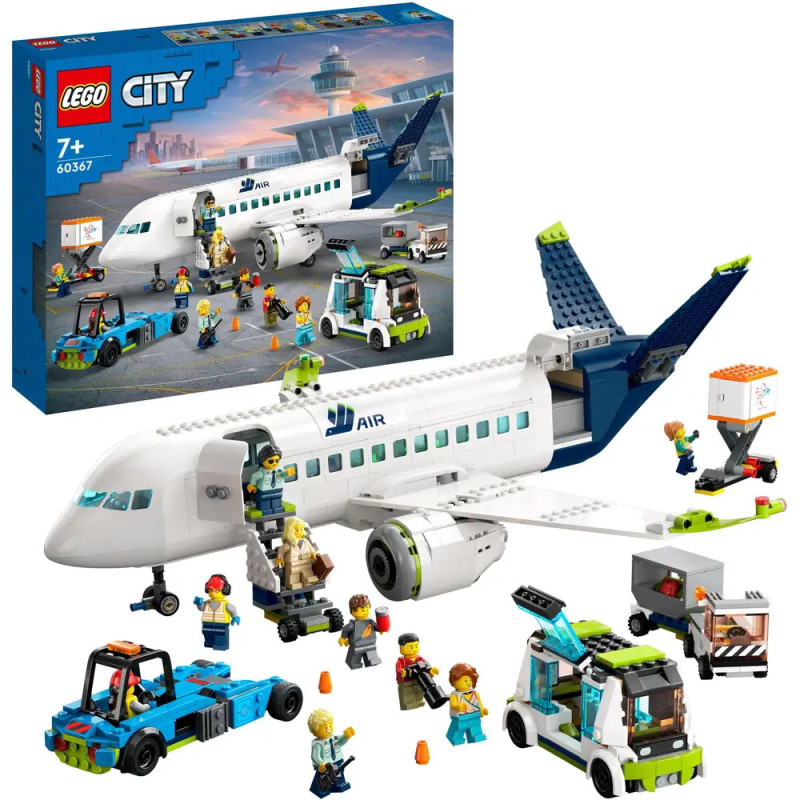 LEGO City Flugzeug-Set mit Fahrzeugen, Flughafenpersonal und Passagieren, aufgebaut und auf der Verpackung zu sehen. LEGO City Flugzeug-Set mit Fahrzeugen, Flughafenpersonal und Passagieren, aufgebaut und auf der Verpackung zu sehen.