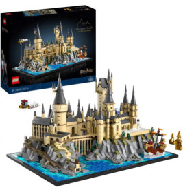 LEGO Hogwarts Castle Set mit detailliertem Schlossmodell, kleinen Schiffen und Verpackung im Hintergrund.