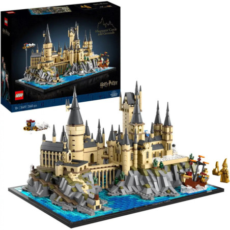 LEGO Hogwarts Castle Set mit detailliertem Schlossmodell, kleinen Schiffen und Verpackung im Hintergrund.