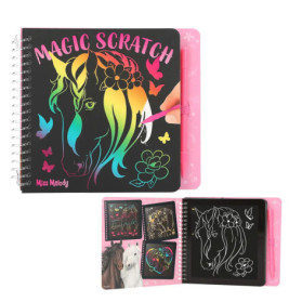 Spiralgebundenes Magic Scratch Buch mit Regenbogenpferd auf dem Cover und farbenfrohen Kratzbildern innen.