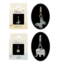 Zwei Schlüsselanhänger: ein blauer Schmetterling mit Goldrand und ein silberner Elefant, jeweils auf Karte.