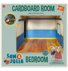 DIY-Pappschlafzimmer mit blau-gelben Wänden, Holzfußboden und zwei Spielzeugmäusen in der Ecke.