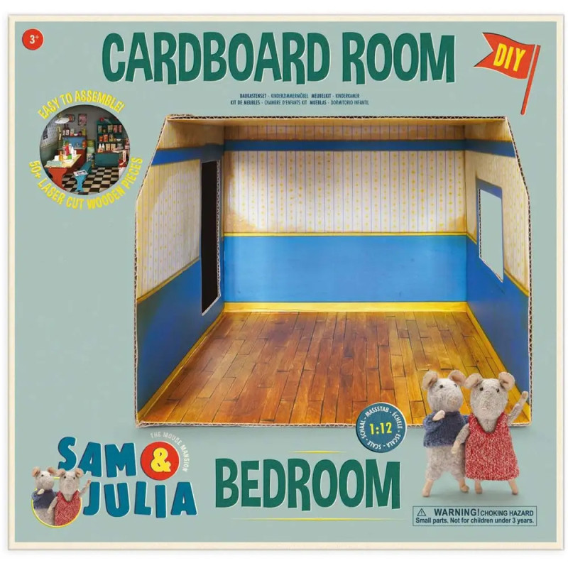 DIY-Pappschlafzimmer mit blau-gelben Wänden, Holzfußboden und zwei Spielzeugmäusen in der Ecke.