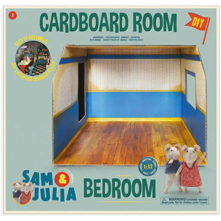 DIY-Pappschlafzimmer mit blau-gelben Wänden, Holzfußboden und zwei Spielzeugmäusen in der Ecke.