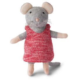 Ein grauer Plüschmaus im roten Kleid steht aufrecht mit ausgestreckten Armen.