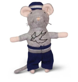 Graues Stoffmaus-Spielzeug mit blauer Hose, blauem Hut und Shirt mit Vogelmotiv auf der Vorderseite.