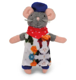 Stofftier-Maus mit blauem Hut, rotem Schal und buntem Kleid mit Blumenmuster.