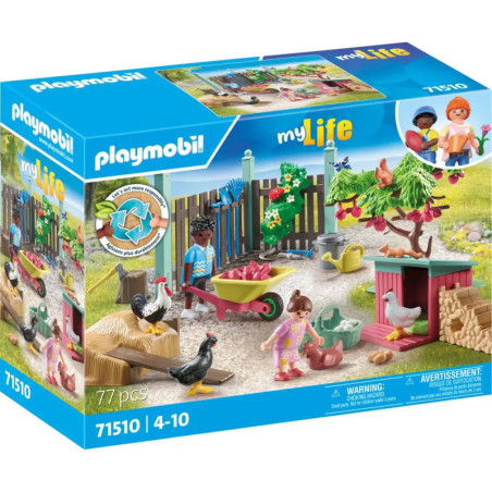 Playmobil My Life Bauernhof-Set: Kinder, Tiere, Schubkarre und Hundehütte in Gartenszene auf der Verpackung.