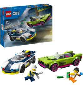 LEGO City Set: Blau-weißes und grünes Auto, zwei Minifiguren, Werkzeuge, Geld und Verpackung im Hintergrund.