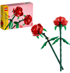 LEGO-Set mit zwei roten Rosen und grünen Stielen, die zusammen mit der Verpackung im Hintergrund abgebildet sind.
