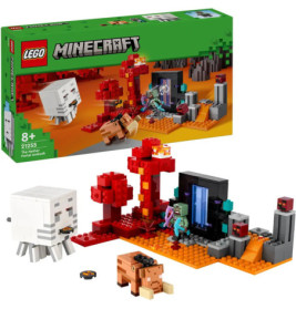 LEGO Minecraft Nether Portal Ambush Set mit Box, Portal, Bäumen, Figuren und Kreaturen ausgestellt.