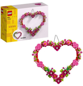 LEGO-Set: Herzförziger Blumenkranz mit rosa und grünen Blüten, aufgebaut und auf der Verpackung abgebildet.