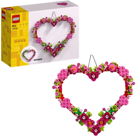 LEGO-Set: Herzförziger Blumenkranz mit rosa und grünen Blüten, aufgebaut und auf der Verpackung abgebildet.