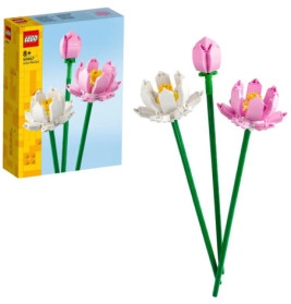 LEGO Lotusblumen Set mit drei rosa-weißen Blumen aus Steinen, dazu die Verpackung im Hintergrund.
