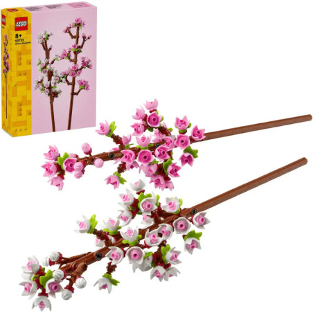 LEGO Kirschblütenzweige mit rosa und weißen Blüten, im Hintergrund ist die Verpackung zu sehen.