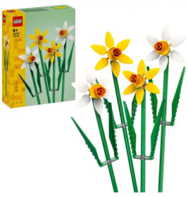LEGO-Set mit gelben und weißen Narzissen sowie grünen Stielen, im Hintergrund ist die Verpackung zu sehen.