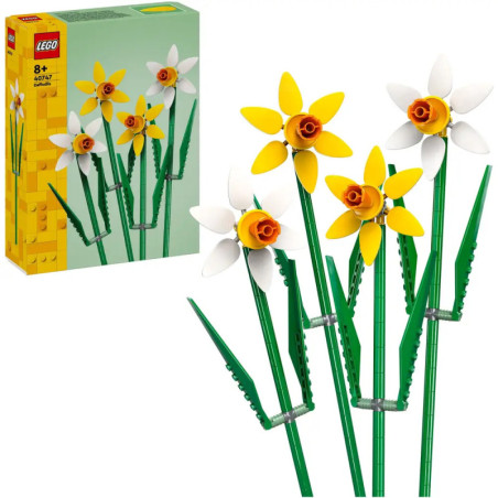 LEGO-Set mit gelben und weißen Narzissen sowie grünen Stielen, im Hintergrund ist die Verpackung zu sehen. LEGO-Set mit gelben und weißen Narzissen sowie grünen Stielen, im Hintergrund ist die Verpackung zu sehen.